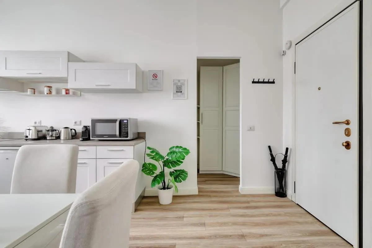 Oasis Suite - Subway 50 Meters Just 5 Minutes From Duomo Милан Апартаменты